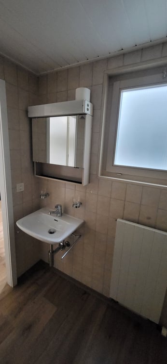 Zentrale und grosszügige 2.5-Zimmerwohnung 2. OG LINKS 10