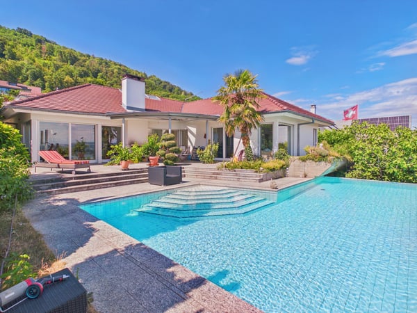 Exklusive Villa mit Pool und Seesicht in Ligerz