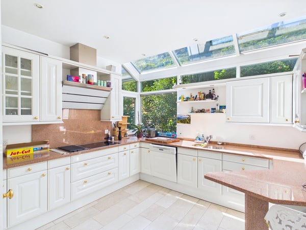 Exklusive Villa mit Pool und Seesicht in Ligerz 10