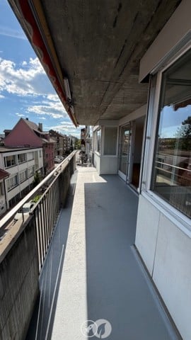Außergewöhnliche 3.5-Zimmer-Wohnung mit diversen Balkone und Lift in Biel 1