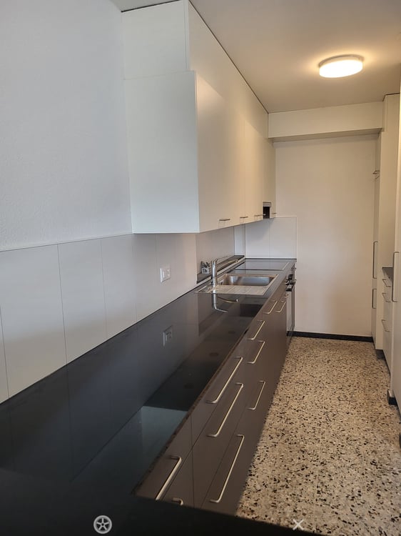 Außergewöhnliche 3.5-Zimmer-Wohnung mit diversen Balkone und Lift in Biel 6