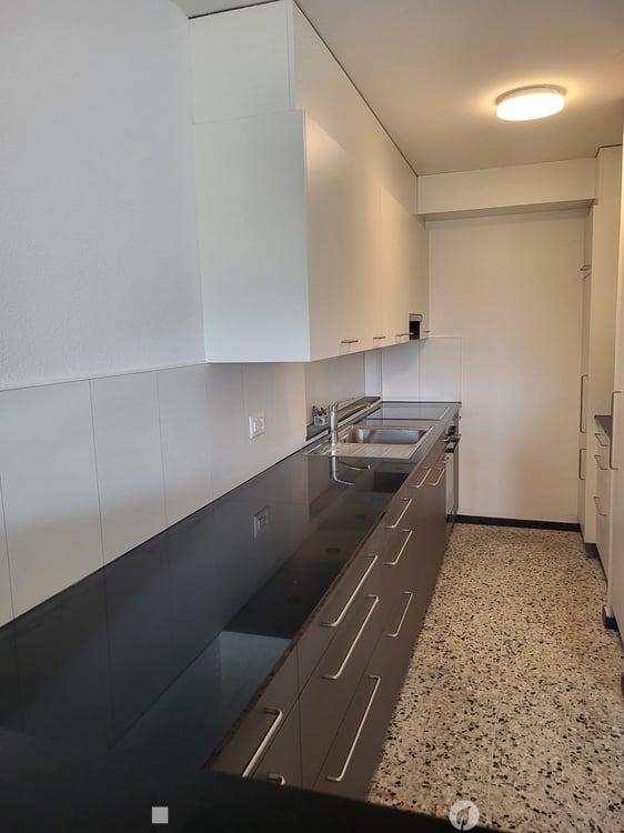 Außergewöhnliche 2.5-Zimmer-Wohnung mit diversen Balkone und Lift in Biel 6