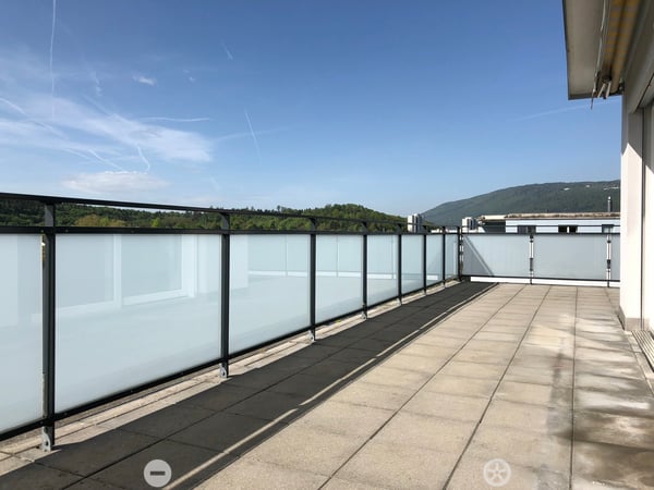 Helle 3-Zimmer-Dachwohnung mit Balkon und Minergie-Zertifikat in Biel 1