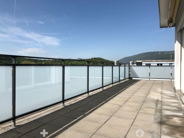 Helle 3-Zimmer-Dachwohnung mit Balkon und Minergie-Zertifikat in Biel 1