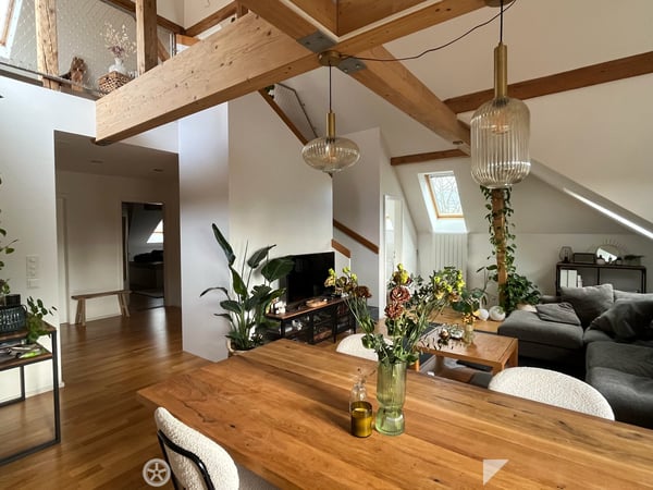 Moderne 3.5 Zimmer-Dachwohnung mit Galerie und Balkon 1