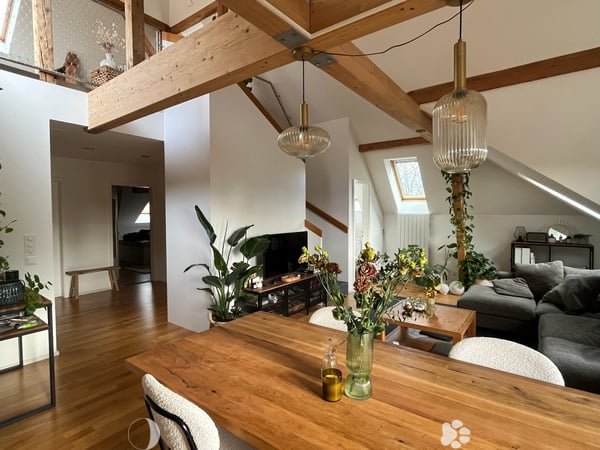 Moderne 3.5 Zimmer-Dachwohnung mit Galerie und Balkon 1
