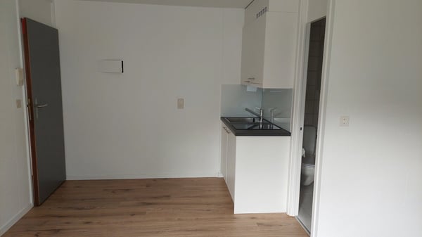 Modernes Studio mit neuer Küche 2