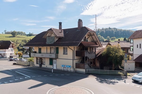 Mehrfamilienhaus mit 3 Wohnungen und Gewerberaum beim Bahnhof - Dorfstrasse 15 + 15a, Seftigen 2