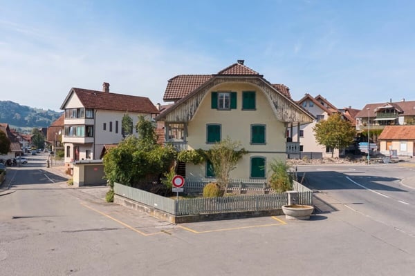 Mehrfamilienhaus mit 3 Wohnungen und Gewerberaum beim Bahnhof - Dorfstrasse 15 + 15a, Seftigen 3