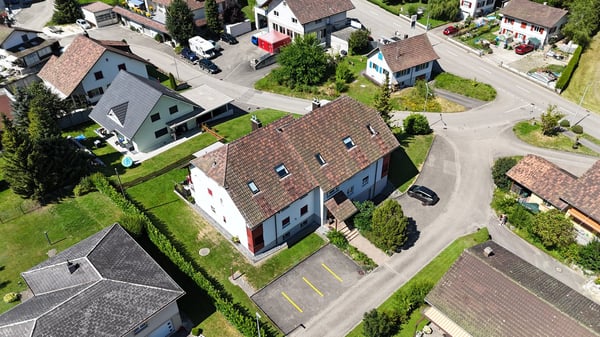 Attraktive 1.5-Zimmerwohnung mit Balkon & Cheminée in 6-Familienhaus in Ramiswil 2