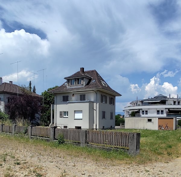 Charmante 2.5-Zimmerwohnung mit Balkon in Aarberg 1