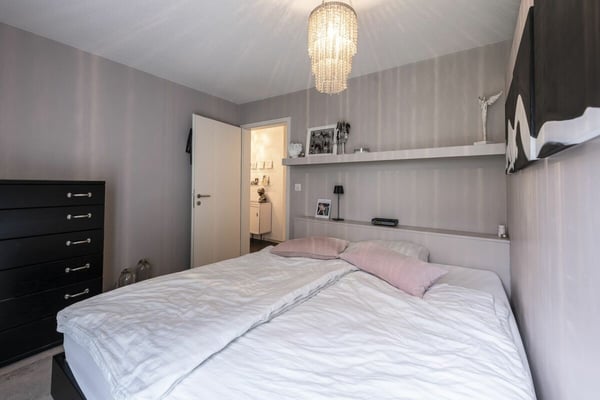 Helle und geräumige 1.5 Zi-Eigentumswohnung mit Einstellhallenplatz 25