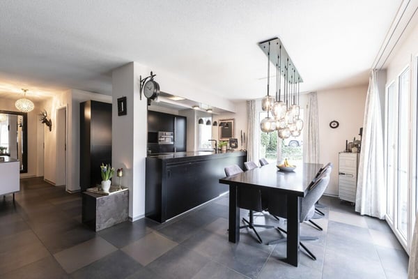 Helle und geräumige 1.5 Zi-Eigentumswohnung mit Einstellhallenplatz 12