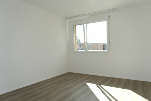 Neu renovierte 3.5 Zi-Eigentumswohnung mit Einstellhallenplatz 8