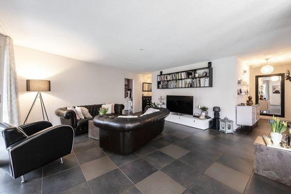 Grosszügige 1.5 Zi-Eigentumswohnung mit Einstellhallenplatz 16