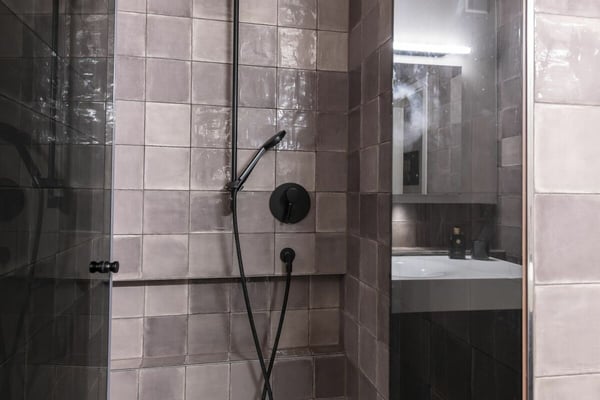 Helle und geräumige 1.5 Zi-Eigentumswohnung mit Einstellhallenplatz 33