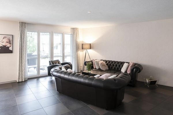 Grosszügige 1.5 Zi-Eigentumswohnung mit Einstellhallenplatz 12