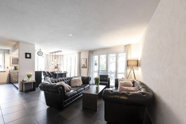 Grosszügige 1.5 Zi-Eigentumswohnung mit Einstellhallenplatz 15