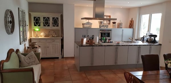 Moderne 1.5-Zimmer-Eigentumswohnung mit zwei Balkonen und Tiefgaragenplatz 5