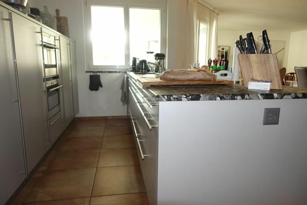 Moderne 1.5-Zimmer-Eigentumswohnung mit zwei Balkonen und Tiefgaragenplatz 7