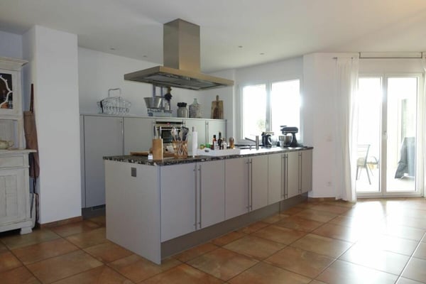 Moderne 1.5-Zimmer-Eigentumswohnung mit zwei Balkonen und Tiefgaragenplatz 8