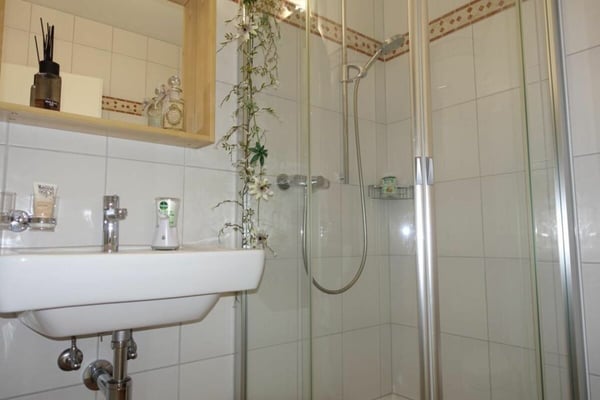 Moderne 1.5-Zimmer-Eigentumswohnung mit zwei Balkonen und Tiefgaragenplatz 17