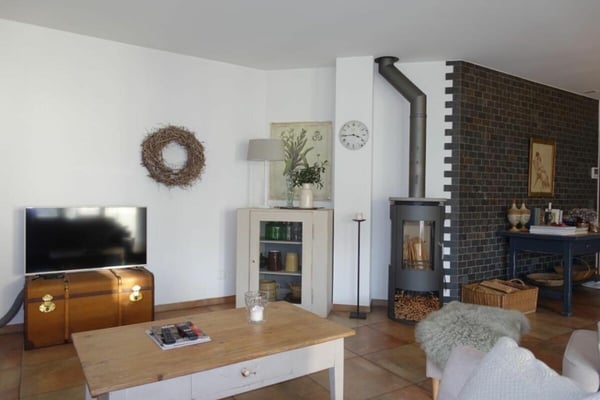 Moderne 1.5-Zimmer-Eigentumswohnung mit zwei Balkonen und Tiefgaragenplatz 1