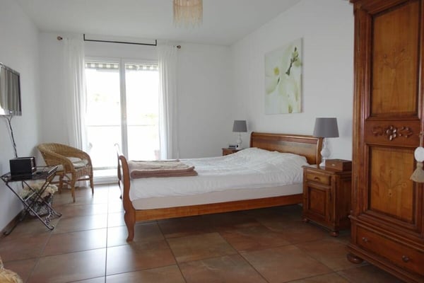 Moderne 1.5-Zimmer-Eigentumswohnung mit zwei Balkonen und Tiefgaragenplatz 12