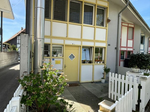 Eck-Reiheneinfamilienhaus mit zwei Einstellhallenplätze 1