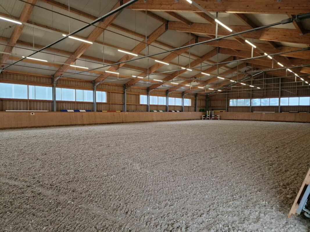 Reitsportimmobilie mit Haus und Reithalle