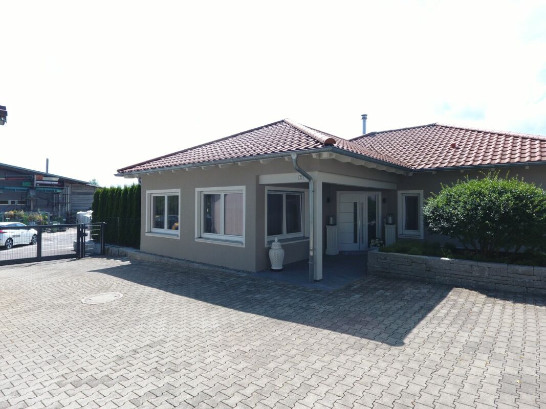 Reitsportimmobilie mit Haus und Reithalle