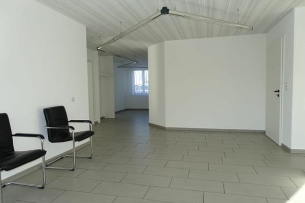 Grosszügige Gewerberäumlichkeiten im EG & UG 8