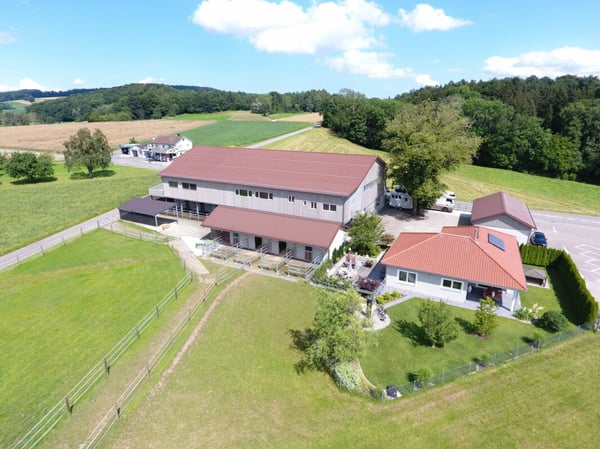 Reserviert! Reitsportimmobilie mit Haus und Reithalle 2