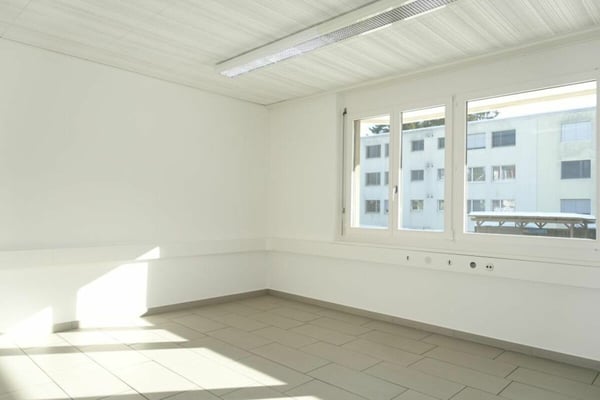 Grosszügige Gewerberäumlichkeiten im EG & UG 15