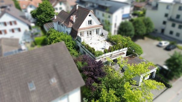 Herrenhaus mit Arztpraxis und Schwimmhalle an bevorzugter Lage 12