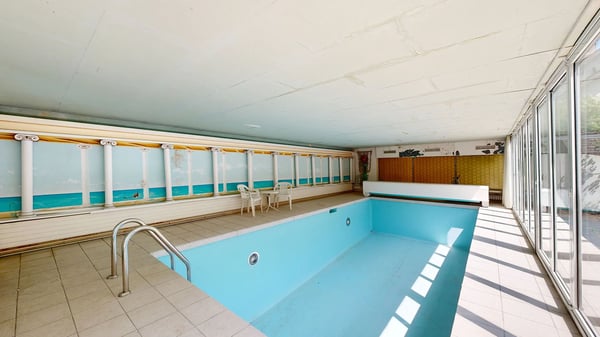 Herrenhaus mit Arztpraxis und Schwimmhalle an bevorzugter Lage 11