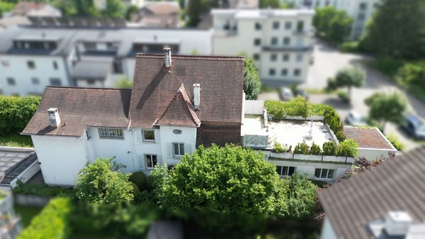 Herrenhaus mit Arztpraxis und Schwimmhalle an bevorzugter Lage 2