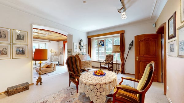 Herrenhaus mit Arztpraxis und Schwimmhalle an bevorzugter Lage 3