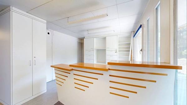 Herrenhaus mit Arztpraxis und Schwimmhalle an bevorzugter Lage 9