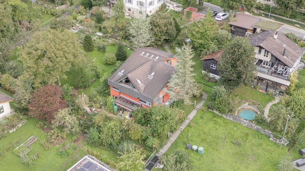 Mehrfamilienhaus mit drei Wohnungen und drei Aussenparkplätzen 2