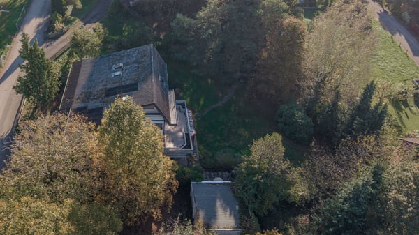 Weitläufiges Grundstück an erhöhter Lage 4