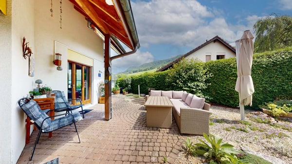 Charmantes, freistehendes 7.5-Zimmer-Einfamilienhaus mit Carport 3