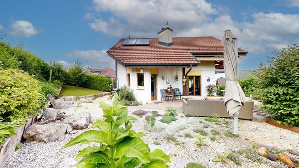 Charmantes, freistehendes 7.5-Zimmer-Einfamilienhaus mit Carport 1