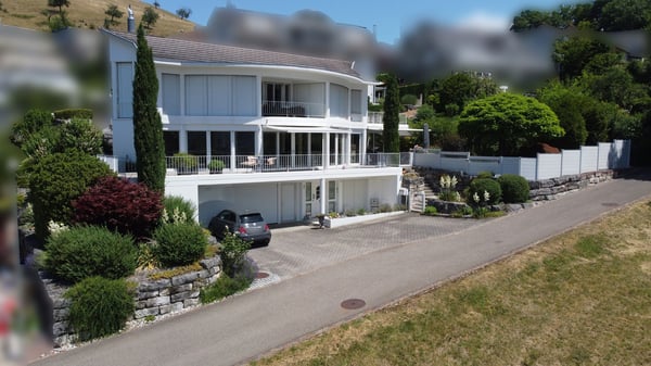 Traumhaftes 7.5-Zimmer-Einfamilienhaus mit Doppelgarage und Weitsicht 2