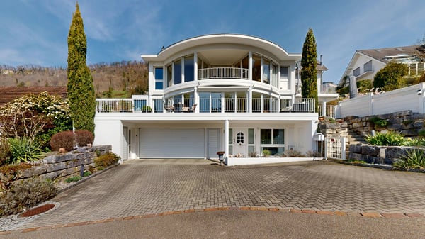 Traumhaftes 7.5-Zimmer-Einfamilienhaus mit Doppelgarage und Weitsicht 2