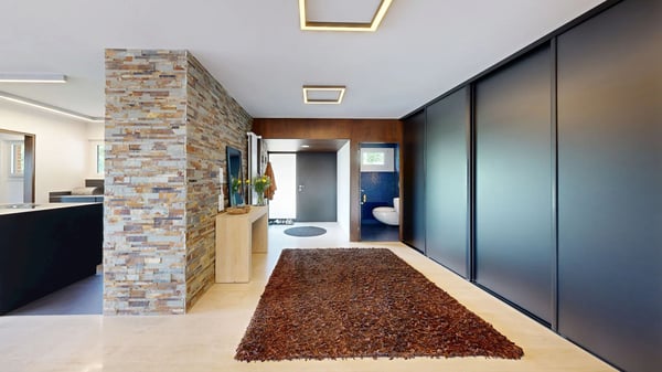 Stilvolles 5.5-Zimmer-Einfamilienhaus mit Doppelgarage und Innenpool 3