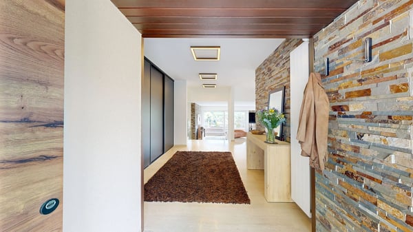 Stilvolles 5.5-Zimmer-Einfamilienhaus mit Doppelgarage und Innenpool 2