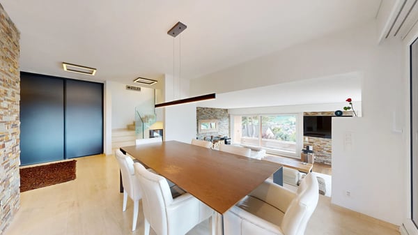 Stilvolles 5.5-Zimmer-Einfamilienhaus mit Doppelgarage und Innenpool 5