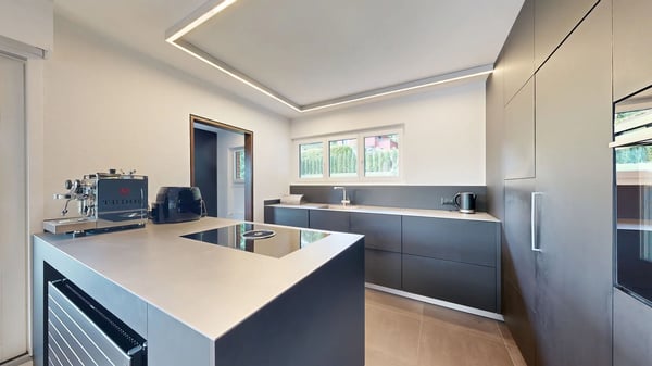 Stilvolles 5.5-Zimmer-Einfamilienhaus mit Doppelgarage und Innenpool 6