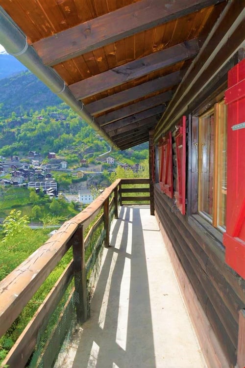Renovationsbedürftiges Chalet bei Staldenried in herrlicher Umgebung 2